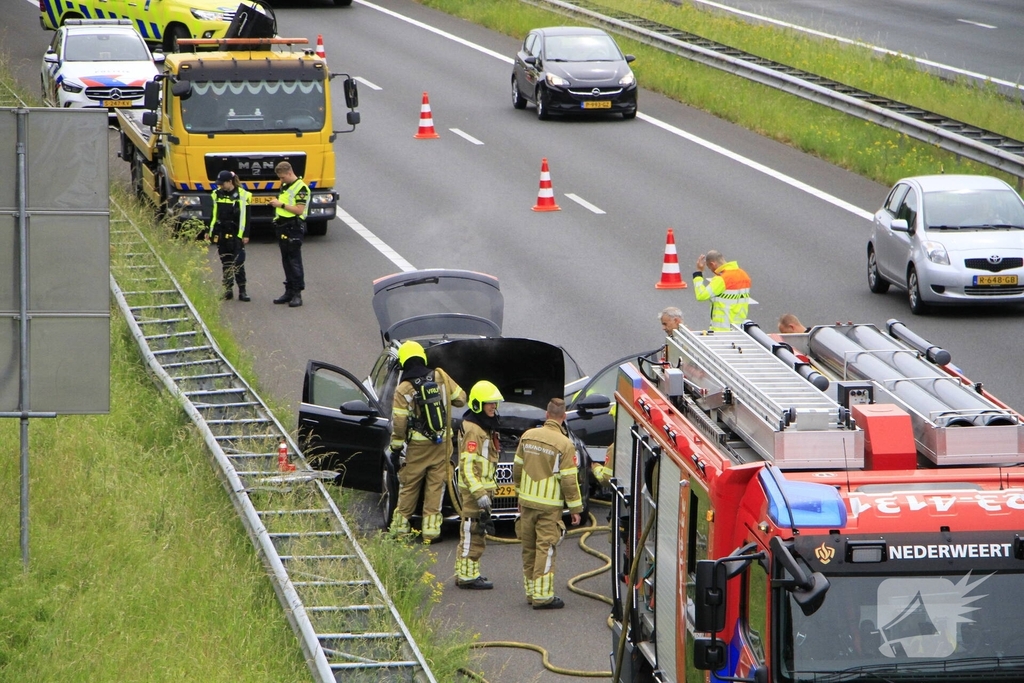 Brand in dashboard van auto op snelweg
