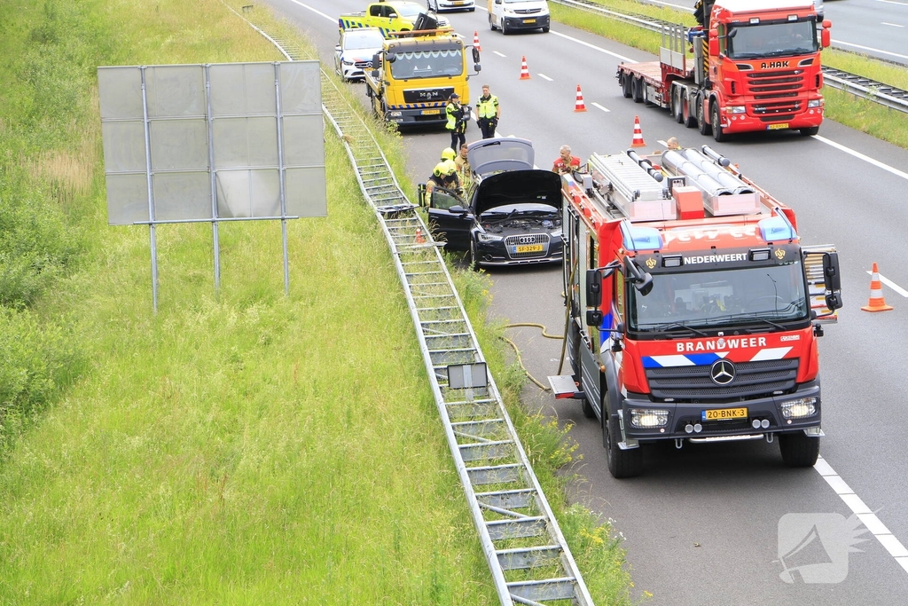 Brand in dashboard van auto op snelweg