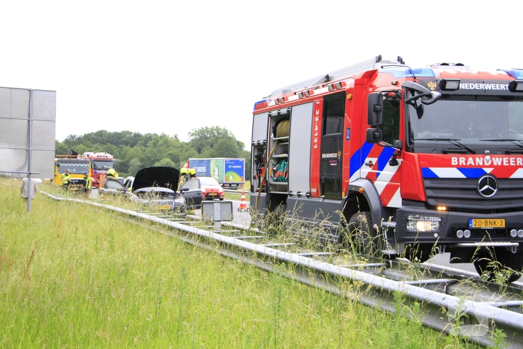 Brand in dashboard van auto op snelweg