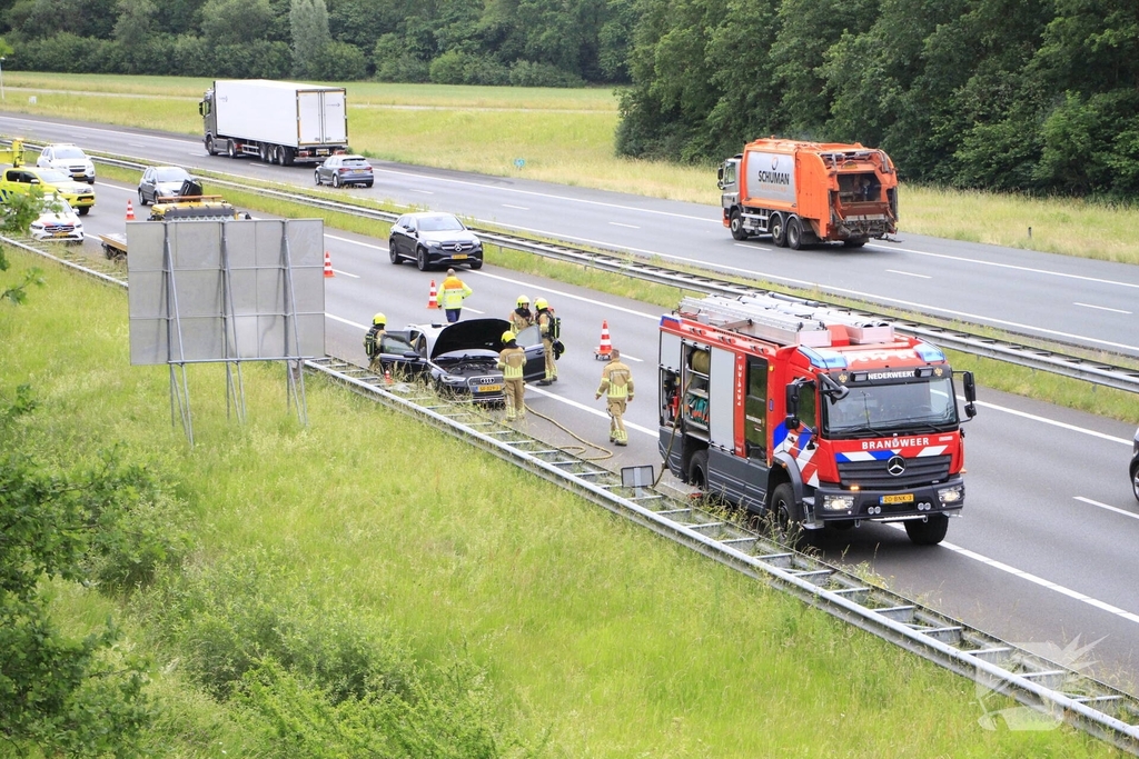 Brand in dashboard van auto op snelweg