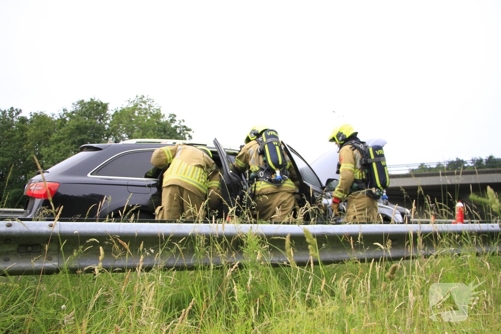 Brand in dashboard van auto op snelweg
