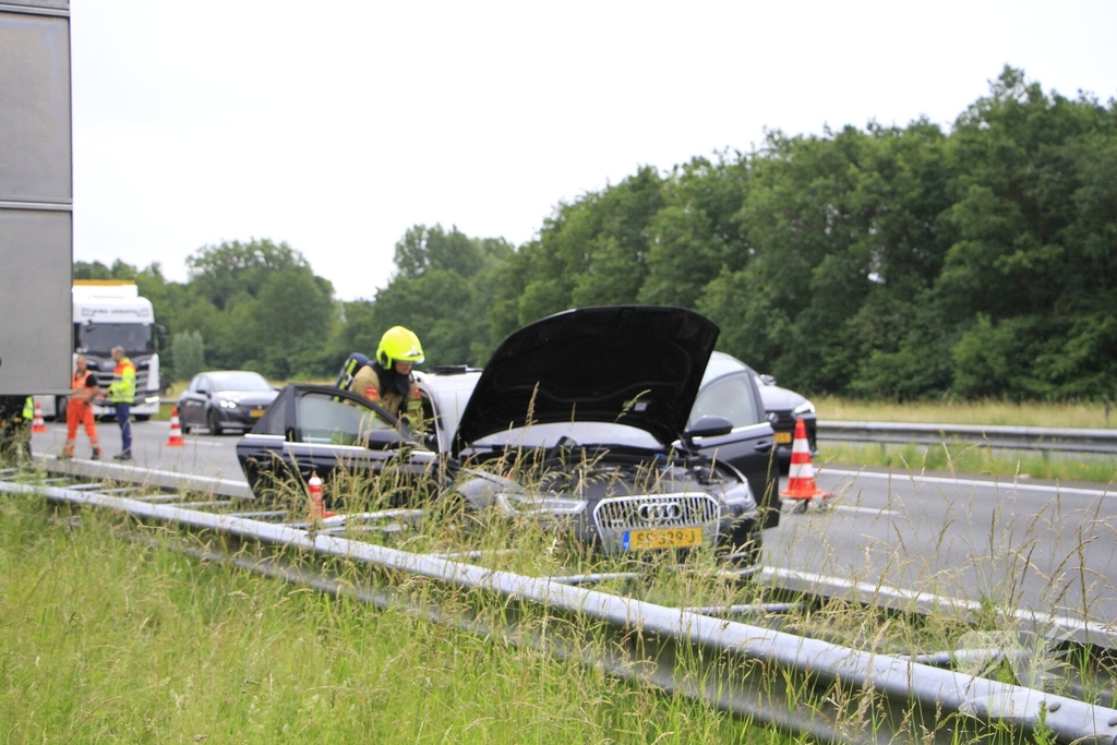 Brand in dashboard van auto op snelweg