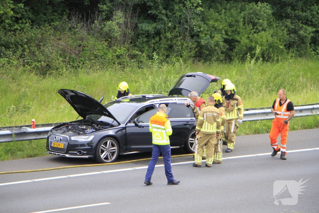 Brand in dashboard van auto op snelweg
