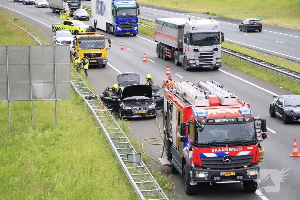 Brand in dashboard van auto op snelweg