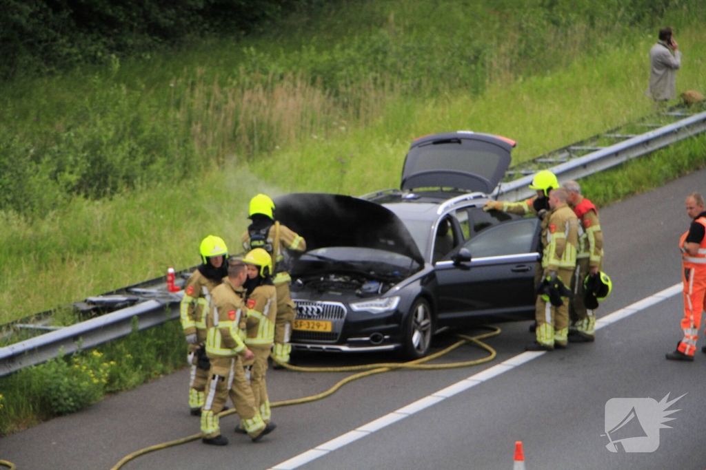 Brand in dashboard van auto op snelweg