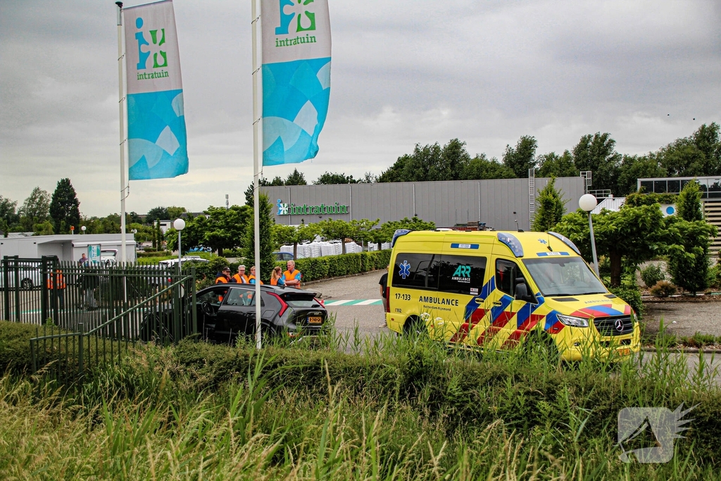 Auto botst tegen hek op terrein intratuin