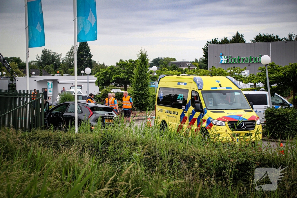 Auto botst tegen hek op terrein intratuin