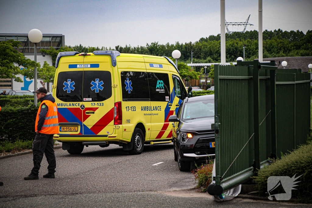 Auto botst tegen hek op terrein intratuin