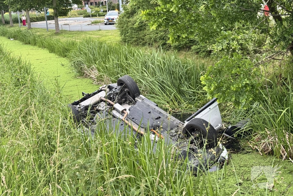 Voertuig te water na botsing
