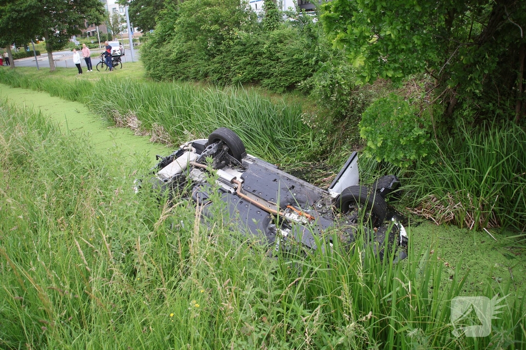 Voertuig te water na botsing