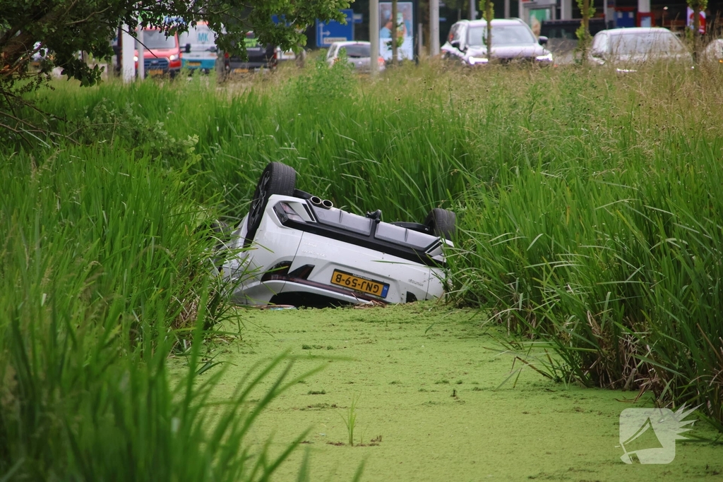 Voertuig te water na botsing
