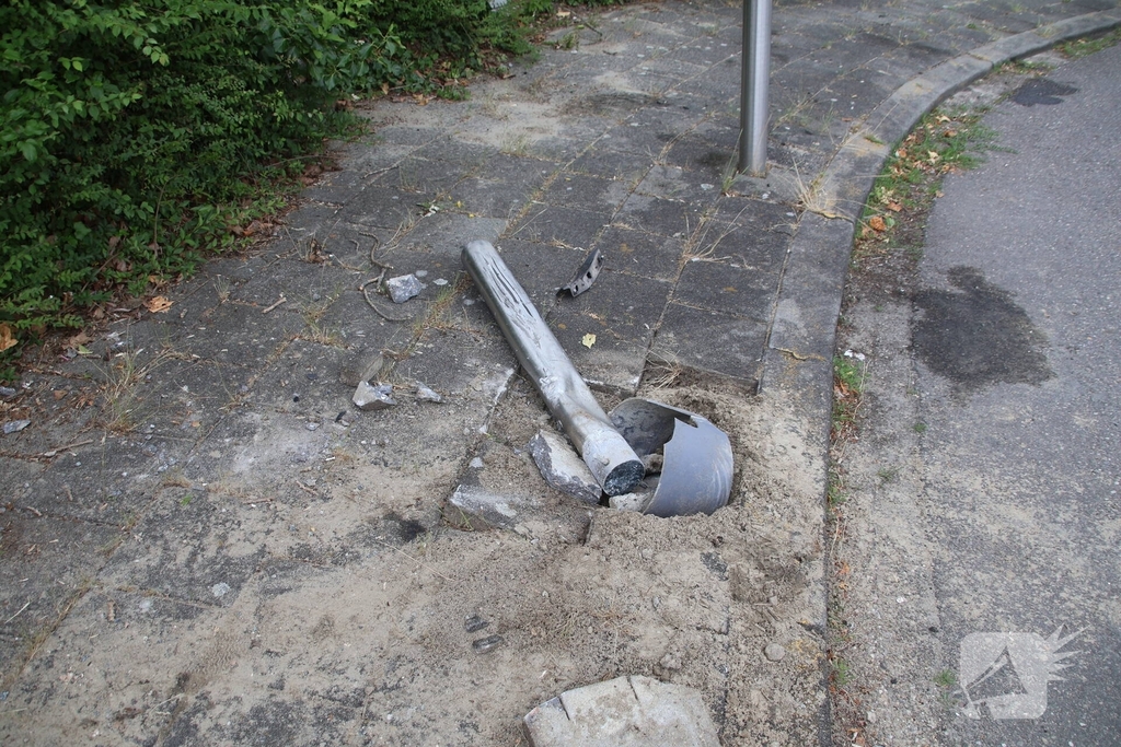 Voertuig te water na botsing