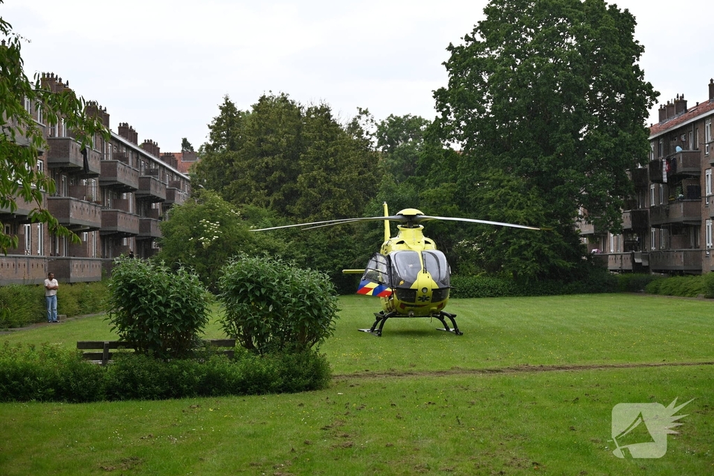 Traumahelikopter landt tussen flats door medisch incident