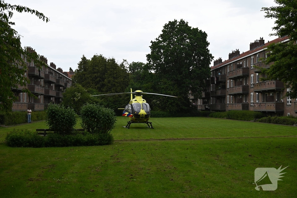 Traumahelikopter landt tussen flats door medisch incident