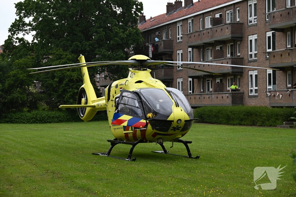 Traumahelikopter landt tussen flats door medisch incident
