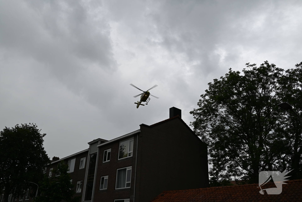 Traumahelikopter landt tussen flats door medisch incident