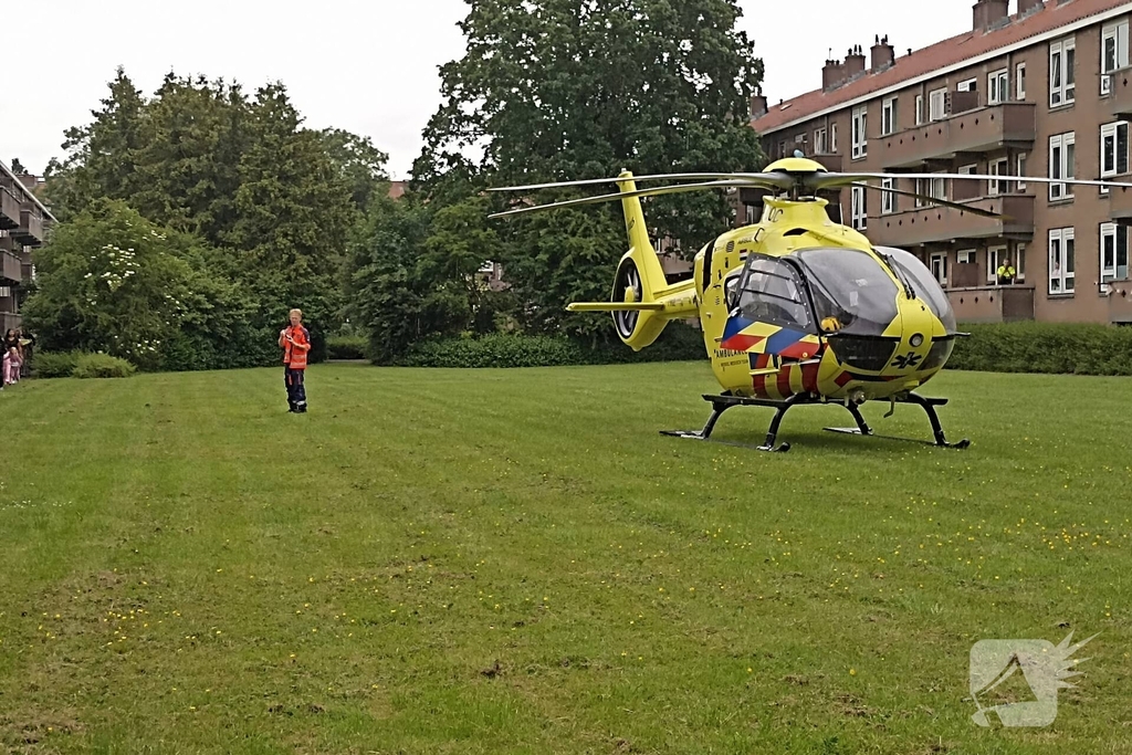 Traumahelikopter landt tussen flats door medisch incident