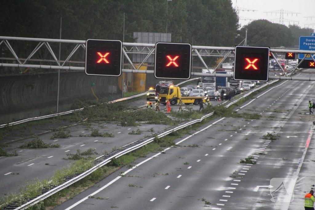 Hoosbui leidt tot grote schade en verkeerschaos op snelweg
