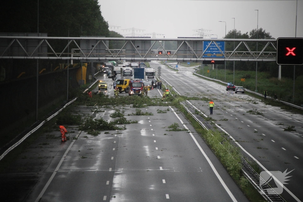 Hoosbui leidt tot grote schade en verkeerschaos op snelweg