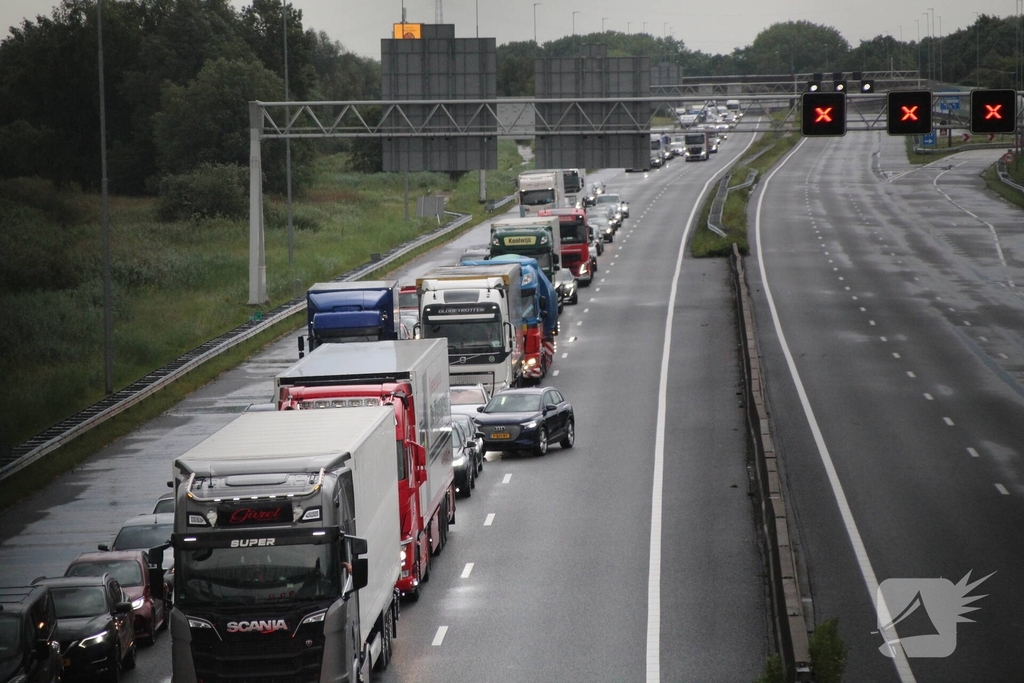 Hoosbui leidt tot grote schade en verkeerschaos op snelweg