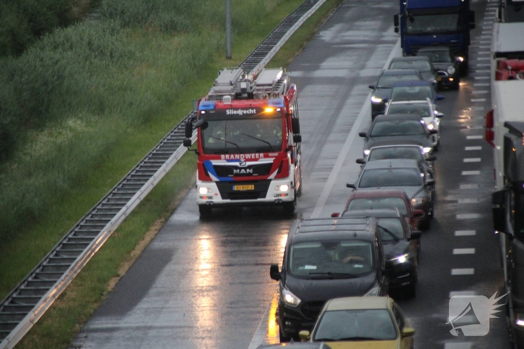 Hoosbui leidt tot grote schade en verkeerschaos op snelweg