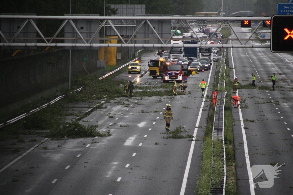Hoosbui leidt tot grote schade en verkeerschaos op snelweg