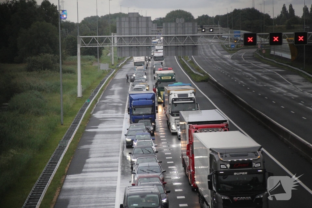 Hoosbui leidt tot grote schade en verkeerschaos op snelweg
