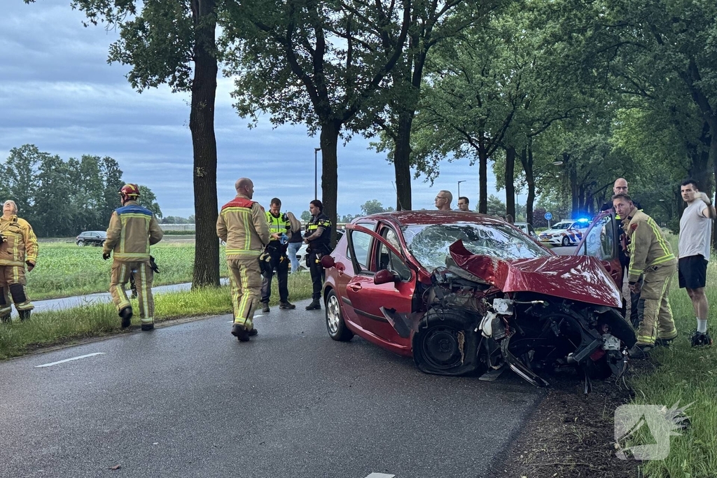 Ernstig ongeval met auto tegen boom