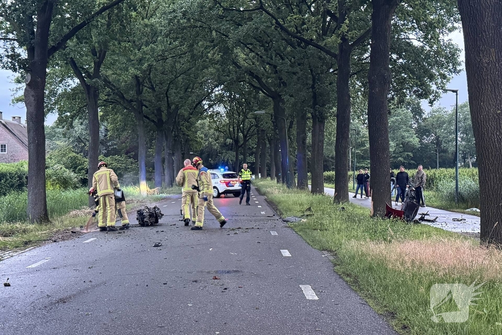 Ernstig ongeval met auto tegen boom