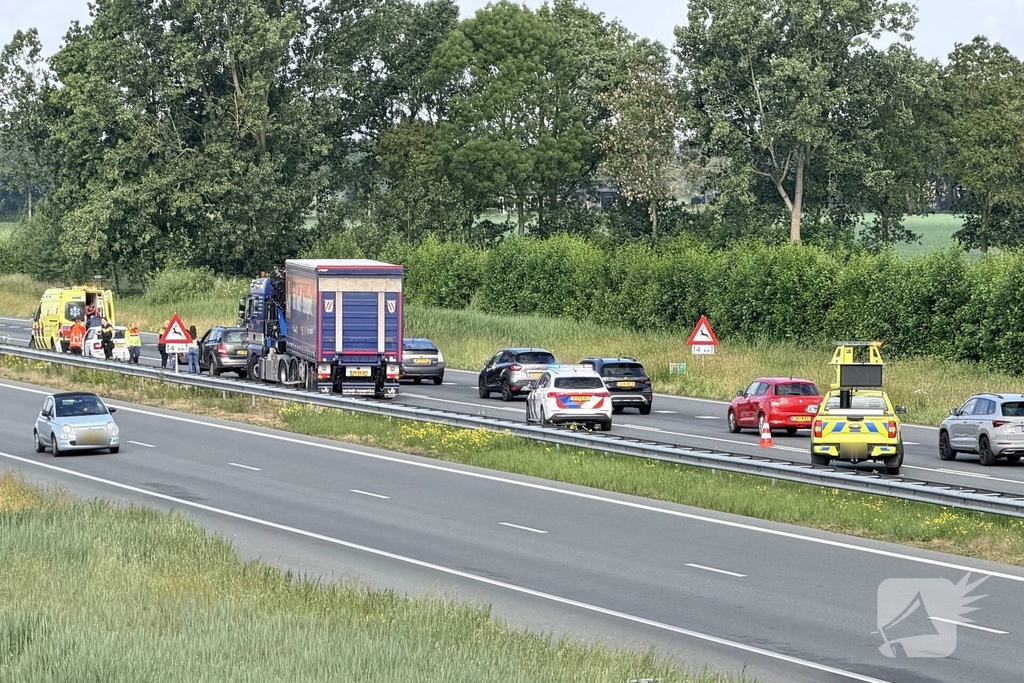 Aanrijding tussen twee auto's op snelweg