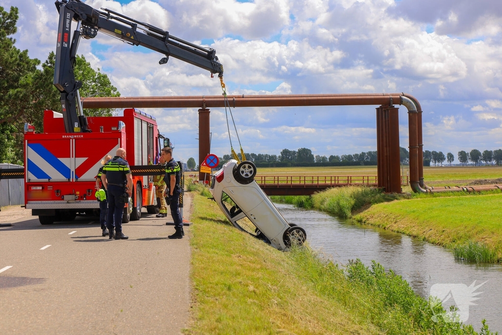 Auto raakt te water bij ongeval