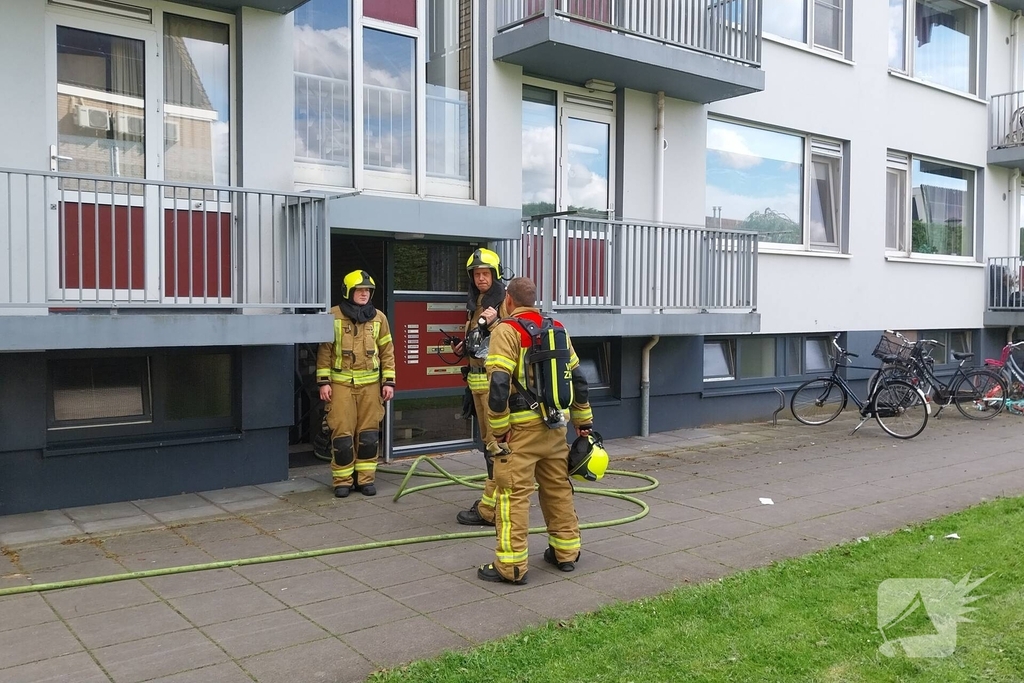 Brand in portiekwoning zorgt voor snelle inzet brandweer