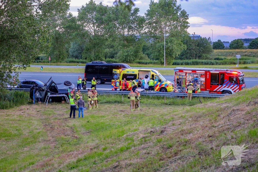 Auto belandt op zijn kop na aanrijding