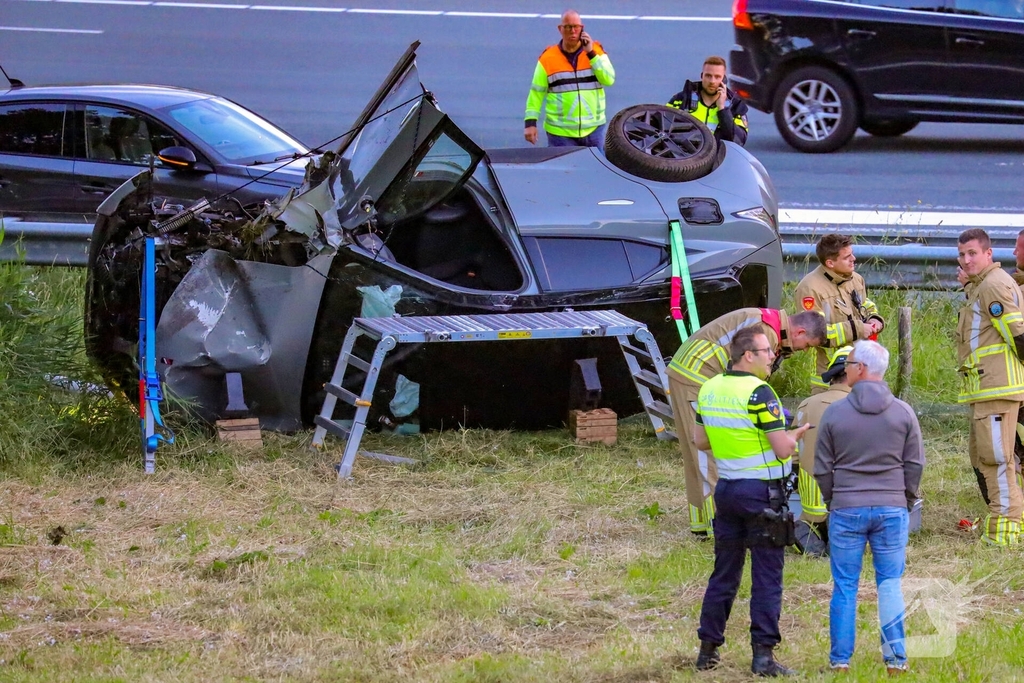 Auto belandt op zijn kop na aanrijding