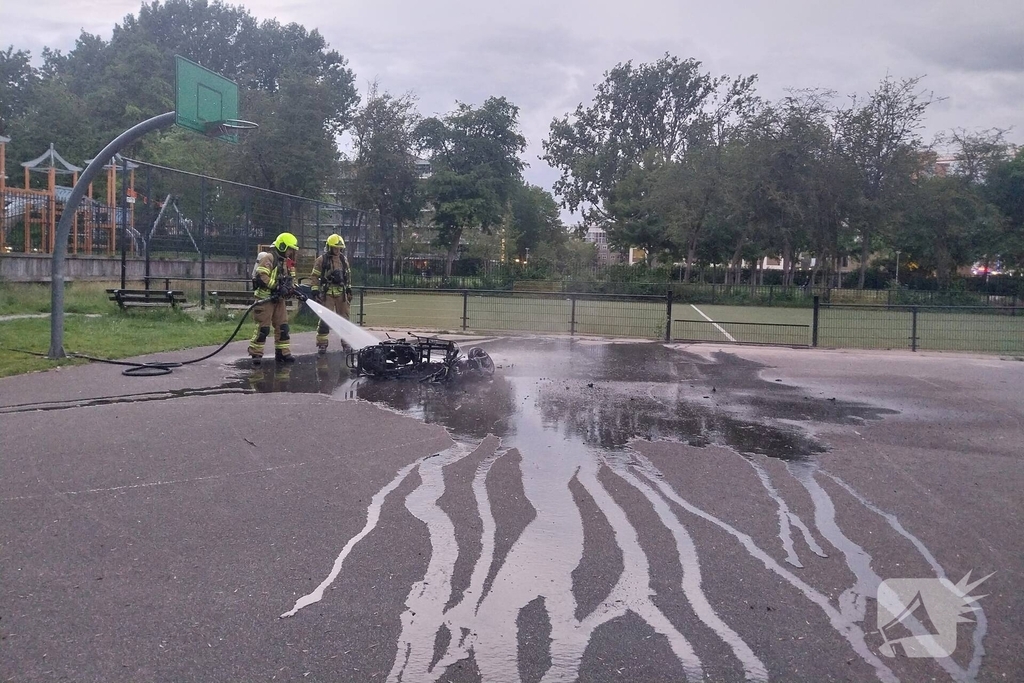 Scooter volledig verwoest door brand