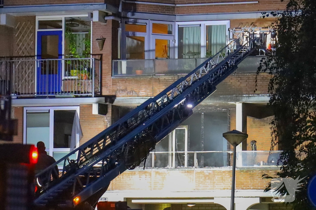 Brand in appartement leidt tot ontruiming van flatgebouw