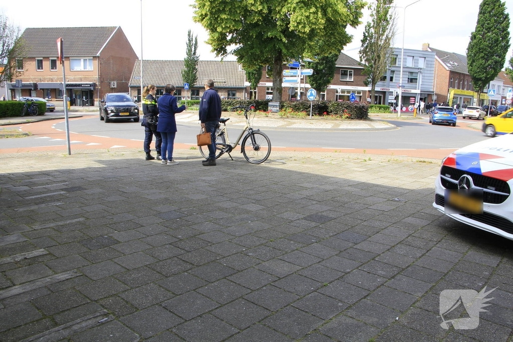 Auto botst achterop fietsster op rotonde