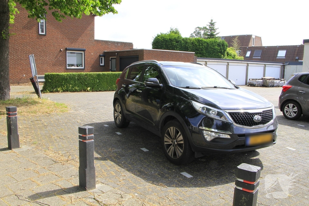 Auto botst achterop fietsster op rotonde