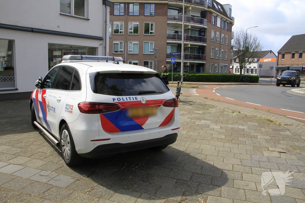 Auto botst achterop fietsster op rotonde