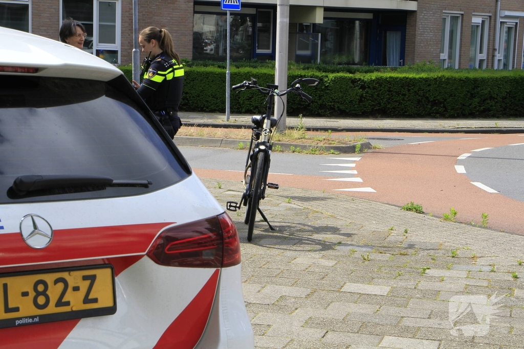 Auto botst achterop fietsster op rotonde
