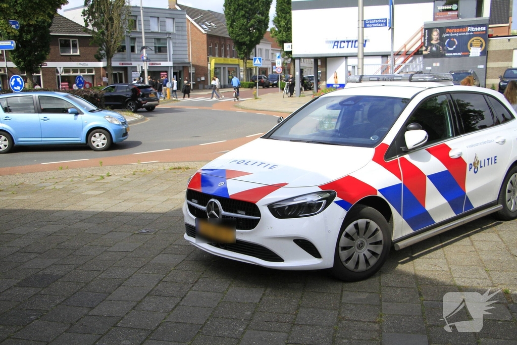 Auto botst achterop fietsster op rotonde