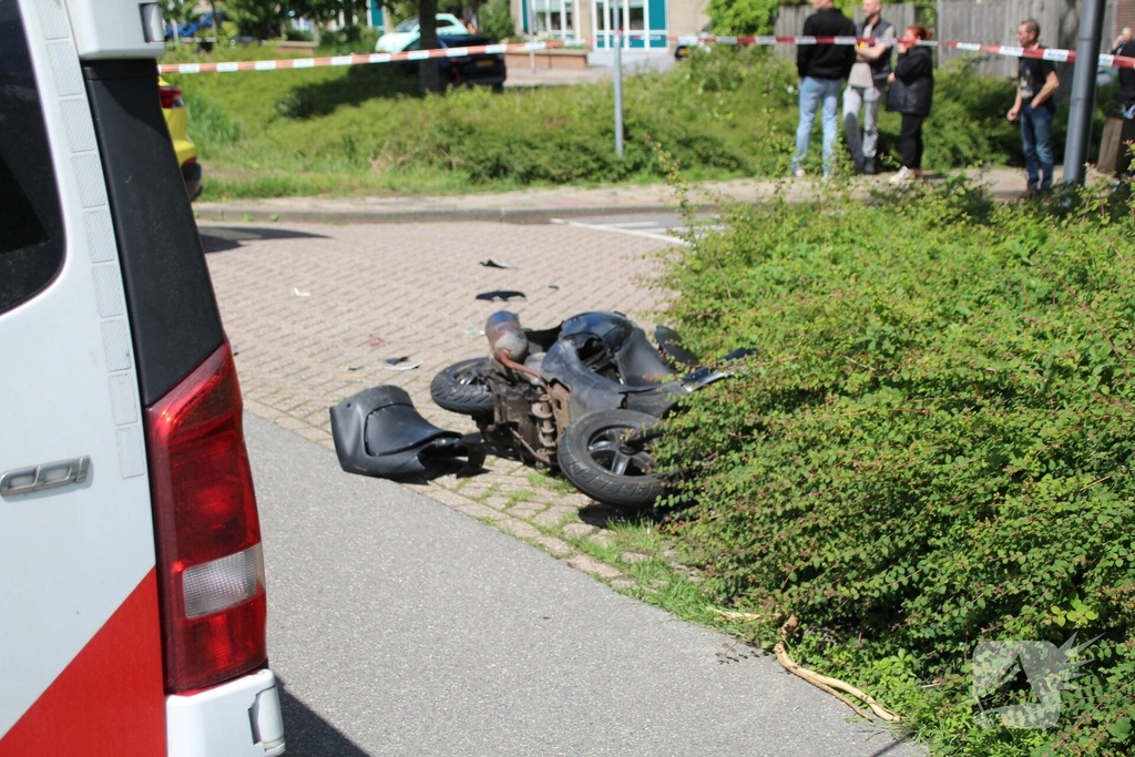 Zwaar ongeval met gewonden na aanrijding tussen scooter en auto