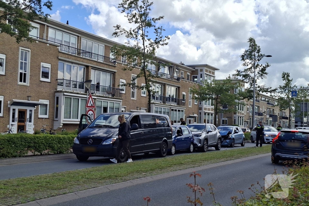 Vier auto's betrokken bij kop-staartbotsing