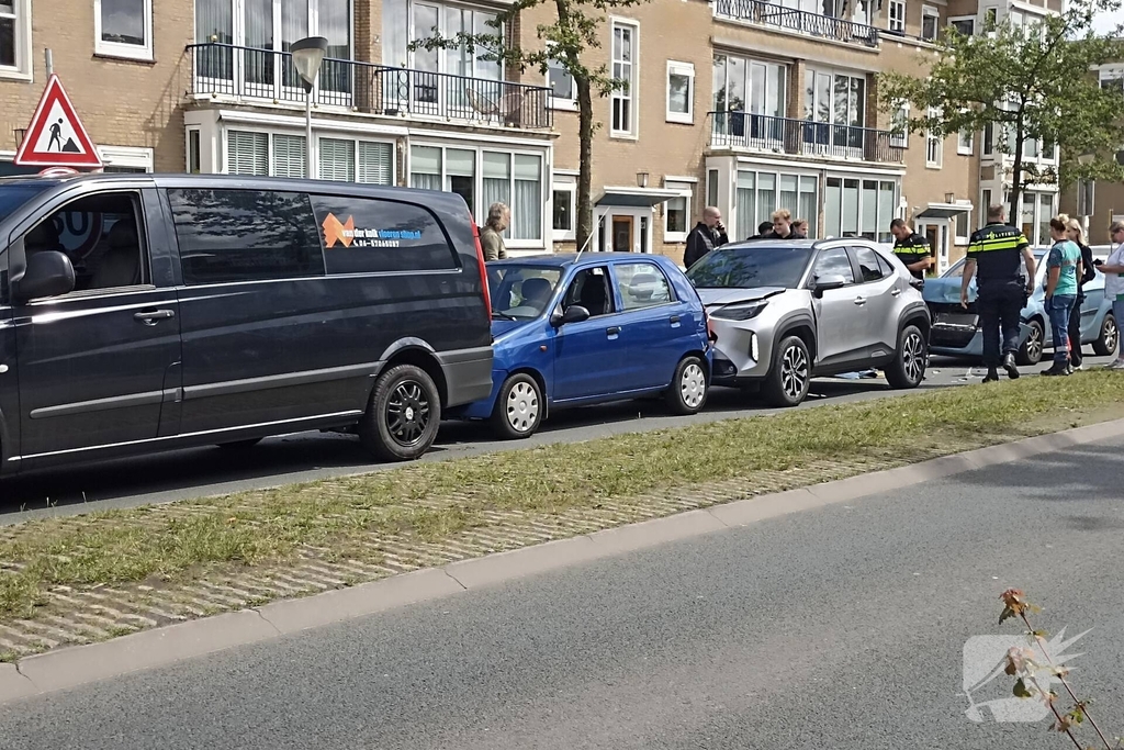Vier auto's betrokken bij kop-staartbotsing