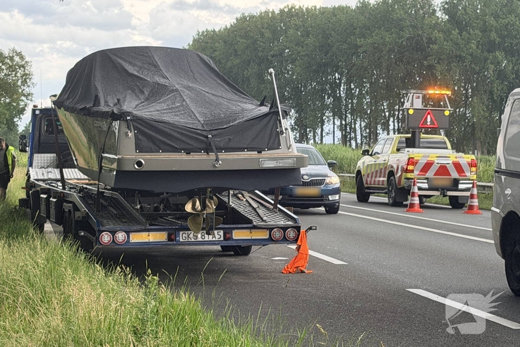 Auto crasht in vangrail na pech bedrijfswagen