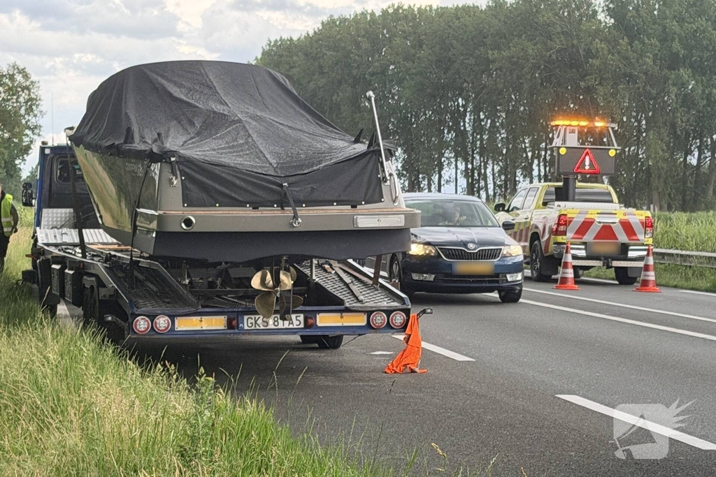 Auto crasht in vangrail na pech bedrijfswagen