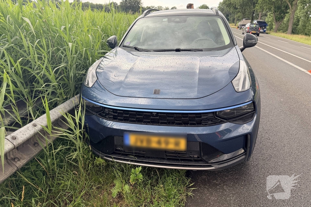 Auto crasht in vangrail na pech bedrijfswagen