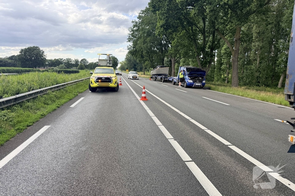Auto crasht in vangrail na pech bedrijfswagen