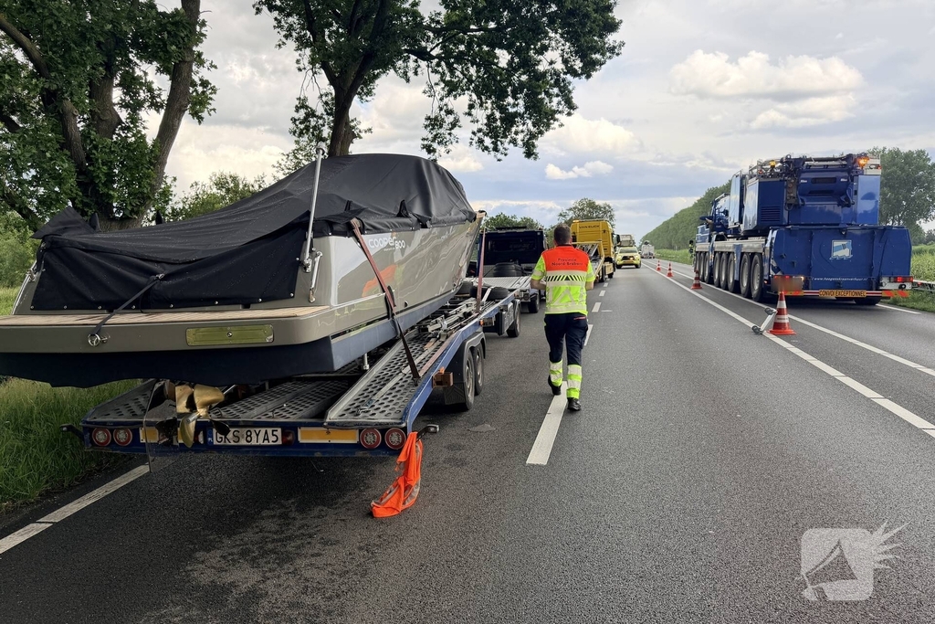Auto crasht in vangrail na pech bedrijfswagen
