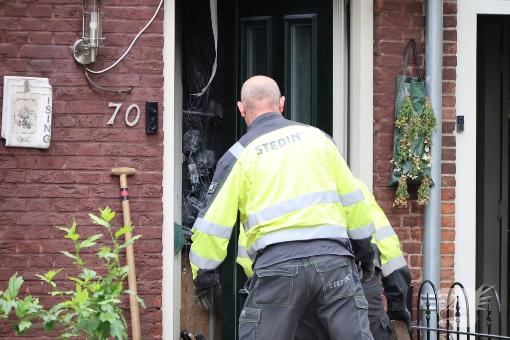 Woning onbewoonbaar door brand in meterkast, brandweer waarschuwt voor bluspoging